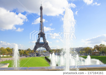 Eiffel Tower and fountains of Trocadero 137164161