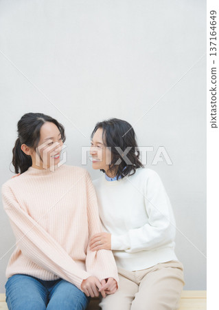 一對親密的母女合影 一對親密的母女合影 137164649