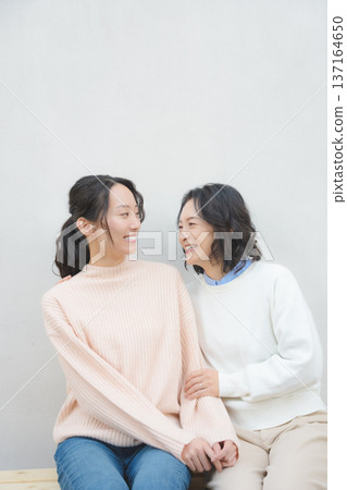 一對親密的母女合影 一對親密的母女合影 137164650