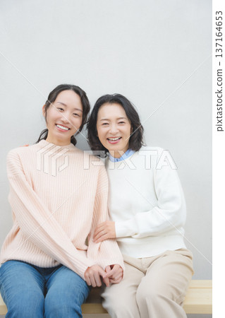 一對親密的母女合影 137164653