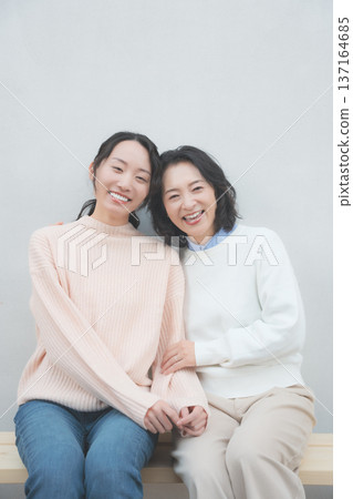 復古風格的肖像畫，描繪了一對親密的母女 137164685