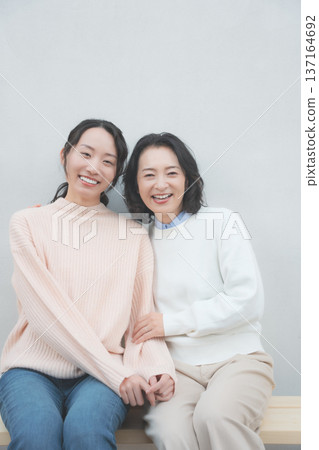 復古風格的肖像畫,描繪了一對親密的母女 復古風格的肖像畫,描繪了一對親密的母女 137164692