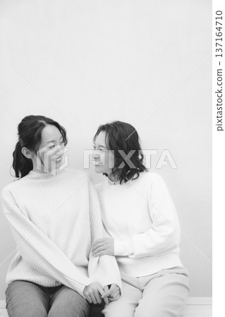 Monochrome portrait of a close mother and daughter Monochrome portrait of a close mother and daughter 137164710