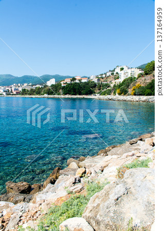地中海法國科西嘉島,碧藍的海水和沿岸林立的建築在明媚的陽光下閃閃發光。 地中海法國科西嘉島,碧藍的海水和沿岸林立的建築在明媚的陽光下閃閃發光。 137164959