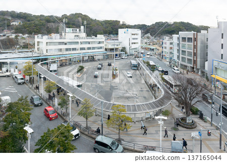 A view of the rotary and bus stop in front of JR Zushi Station. A bird's-eye view of the station square in Zushi City, Kanagawa Prefecture. 137165044