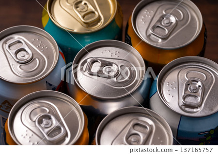 啤酒罐排成一排 137165757