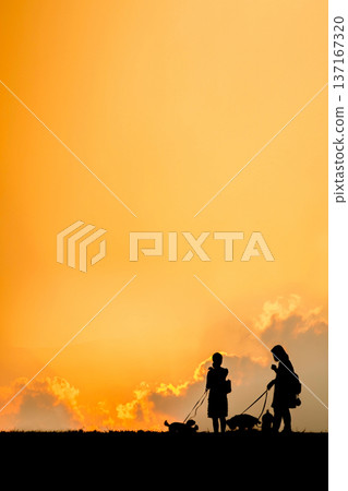 夕陽映襯下,行人的剪影。 夕陽映襯下,行人的剪影。 137167320