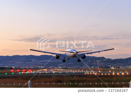 Evening view of an aircraft landing on the runway at Osaka International Airport (Itami Airport) Evening view of an aircraft landing on the runway at Osaka International Airport (Itami Airport) 137168167