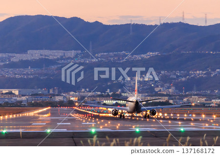 Evening view of an aircraft taking off from the runway at Osaka International Airport (Itami Airport) Evening view of an aircraft taking off from the runway at Osaka International Airport (Itami Airport) 137168172