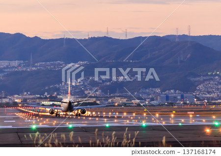 傍晚時分，一架飛機從大阪國際機場（伊丹機場）跑道起飛。 137168174