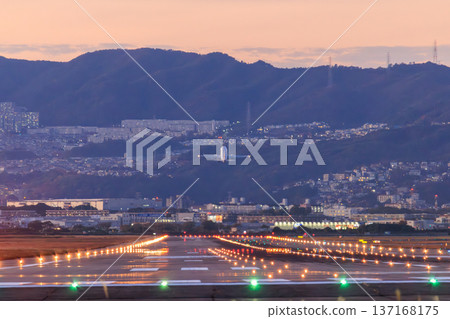 傍晚時分，一架飛機從大阪國際機場（伊丹機場）跑道起飛。 137168175