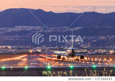 Evening view of an aircraft taking off from the runway at Osaka International Airport (Itami Airport) Evening view of an aircraft taking off from the runway at Osaka International Airport (Itami Airport) 137168241