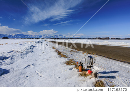 Enjoy a coffee break on the snowy plains under the clear blue skies of the Tokachi Plain in winter Hokkaido Enjoy a coffee break on the snowy plains under the clear blue skies of the Tokachi Plain in winter Hokkaido 137168270