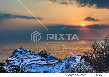 Snow-covered cape of Shukutsu and the seascape at sunrise (Otaru, Hokkaido) Snow-covered cape of Shukutsu and the seascape at sunrise (Otaru, Hokkaido) 137168282