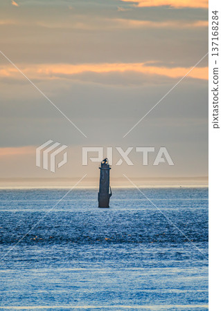 清晨的陽光灑在海面上，凱加拉島燈塔和波光粼粼的海面交相輝映，構成了一幅夢幻般的景象。 137168284