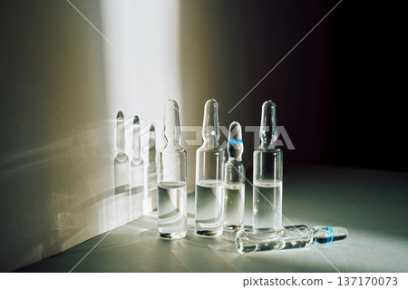 Glass ampoules containing liquid medicine for injection 137170073