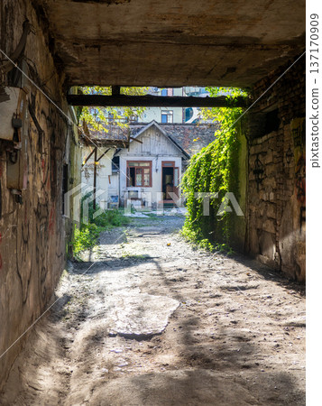 Georgian gateway. Courtyard in the old town. Old building. Cozy place. Housing for local residents. 137170909