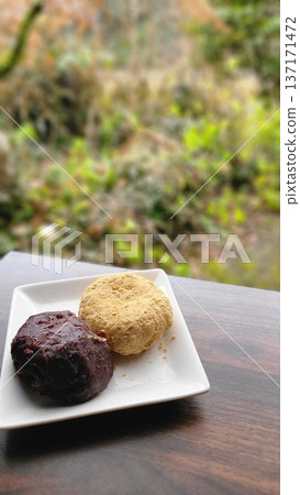 春分時節供應的菓子餅:紅豆沙餡和豆粉餡。 春分時節供應的菓子餅:紅豆沙餡和豆粉餡。 137171472