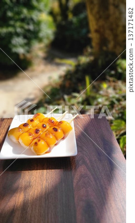 三個御手洗團子,盛放在白色盤子裡。 三個御手洗團子,盛放在白色盤子裡。 137171482