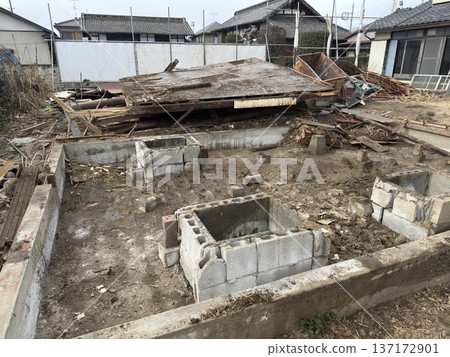 House demolition site: Showa era wooden old house House demolition site: Showa era wooden old house 137172901