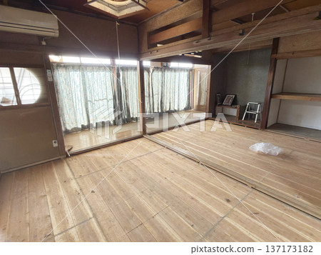 房屋拆除現場：昭和時代的木造老房子 137173182