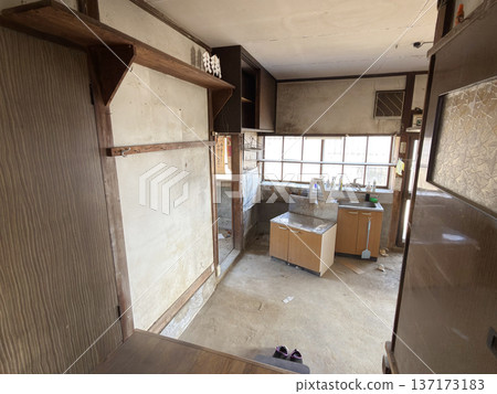 房屋拆除現場：昭和時代的木造老房子 137173183