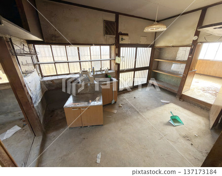House demolition site: Showa era wooden old house 137173184