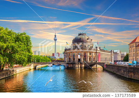 Sunset view on Museum Island and the bridge over the river Spree, Berlin, Germany 137173589