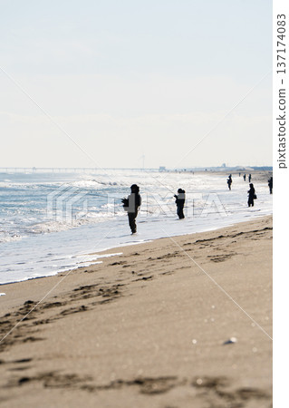 冰河濱海灘上漁夫的剪影 137174083