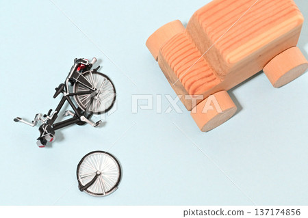 一張汽車和自行車相撞事故的圖片 一張汽車和自行車相撞事故的圖片 137174856