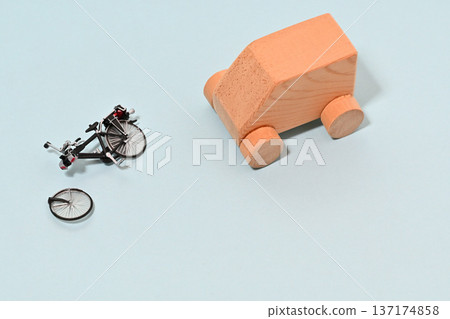 一張汽車和自行車相撞事故的圖片 一張汽車和自行車相撞事故的圖片 137174858