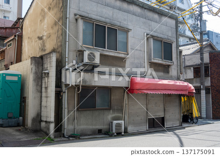 Old and very beautiful building in Himeji city, Hyogo prefecture, Japan Old and very beautiful building in Himeji city, Hyogo prefecture, Japan 137175091