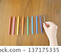 孩子的手在木桌上擺放第九支蠟筆 137175335
