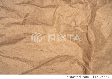 一張折疊紙張的特寫 137175347