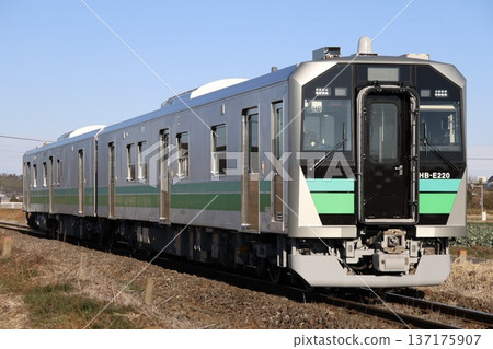 JR東日本HB-E220系列列車行駛於八公線 137175907