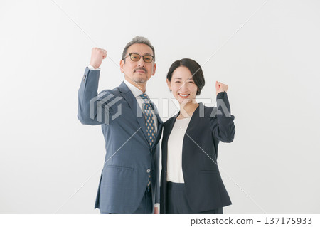 打膽量姿勢的商人 打膽量姿勢的商人 137175933