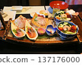 精緻的豪華旅館餐點，包括刺身拼盤、日式料理和懷石料理。 137176000