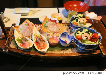精緻的豪華旅館餐點,包括刺身拼盤、日式料理和懷石料理。 精緻的豪華旅館餐點,包括刺身拼盤、日式料理和懷石料理。 137176000
