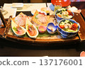精緻的豪華旅館餐點，包括刺身拼盤、日式料理和懷石料理。 137176001