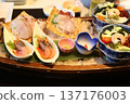 精緻的豪華旅館餐點，包括刺身拼盤、日式料理和懷石料理。 137176003