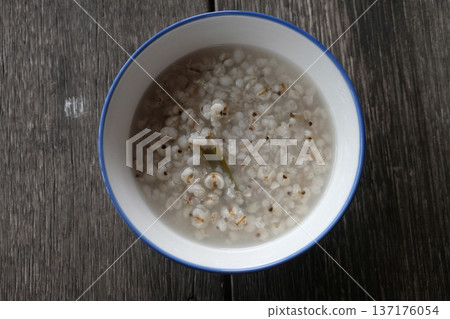 boiled job's tears porridge 137176054