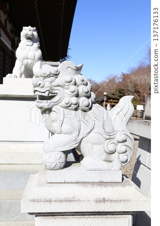 神社和寺廟中供奉的石獅子雕像 神社和寺廟中供奉的石獅子雕像 137176133