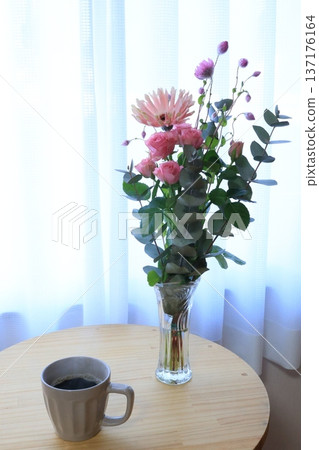 A flower in a vase A flower in a vase 137176164