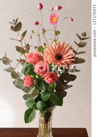 Pink flower arrangement Pink flower arrangement 137176431