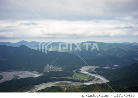 Oi River as seen from Kawane-cho, Shimada City, Shizuoka Prefecture 137176486