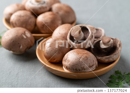 Fresh crimini mushroom or baby bella mushroom on wooden plate 137177024