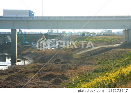 Embankment paving work on the left bank of the Koyama River (March 8, 2022) East of Shinmei Bridge Under the gentle sunlight as rape blossoms bloomed Embankment paving work on the left bank of the Koyama River (March 8, 2022) East of Shinmei Bridge Under the gentle sunlight as rape blossoms bloomed 137178347