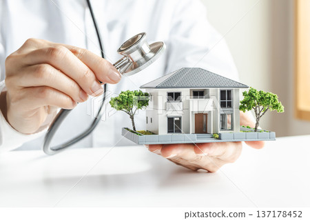 House model and stethoscope - Image material for real estate value and home diagnosis 137178452