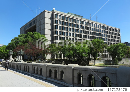 大阪市政府大樓(西南側,從淀屋橋人行道望去) 大阪市政府大樓(西南側,從淀屋橋人行道望去) 137178476