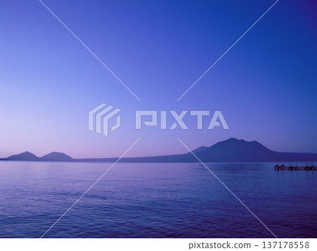 寧靜湖畔的暮色 137178558